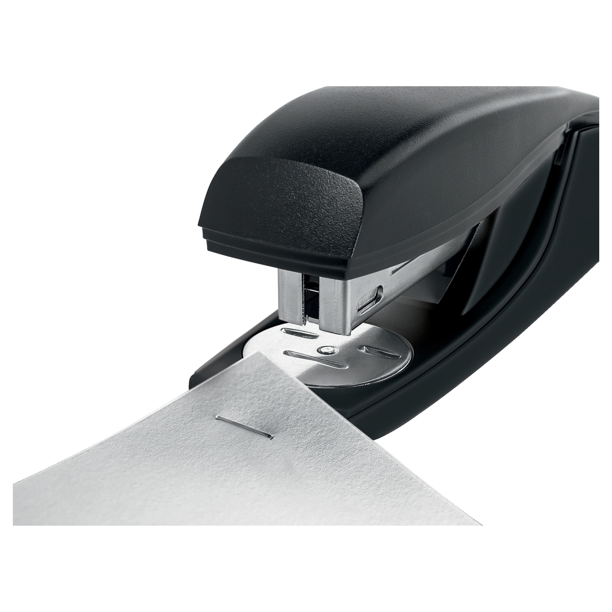 Agrafage d'une feuille avec l'agrafeuse de bureau LEITZ NeXXt Recycle 5606 rouge.