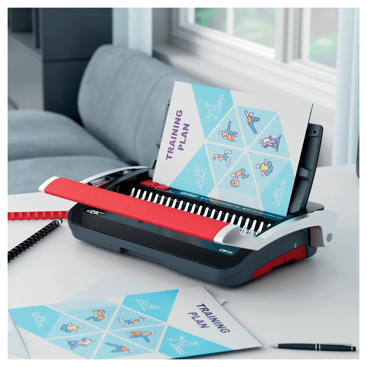 Perforelieuse GBC CombBind CB15 sur un bureau, pendant la reliure d'un support de formation.