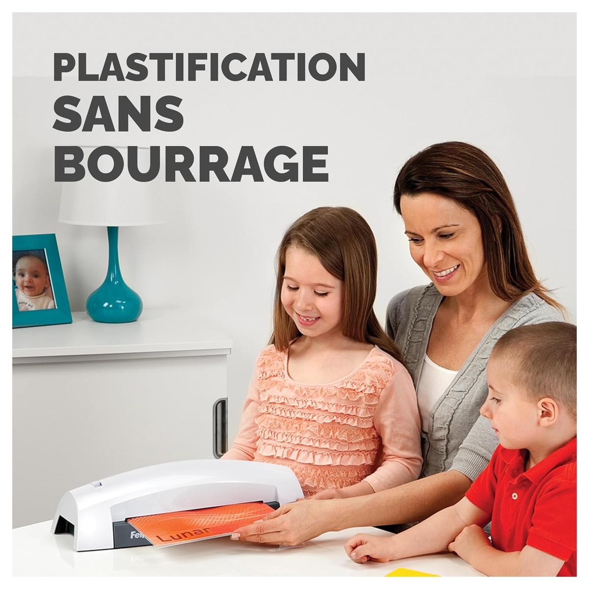 Une famille plastifie un dessin avec la plastifieuse FELLOWES Lunar A4